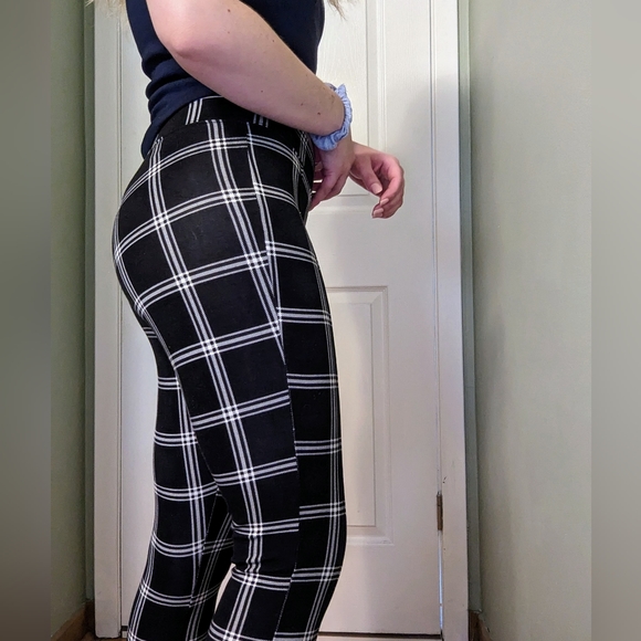 Old Navy Extra High-Waisted Stevie Plaid Black & White Skinny Ankle Pants - Picture 4 of 8
